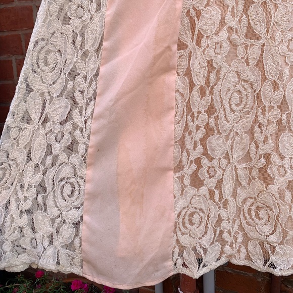 Vintage style lace gown - Picture 12 of 14